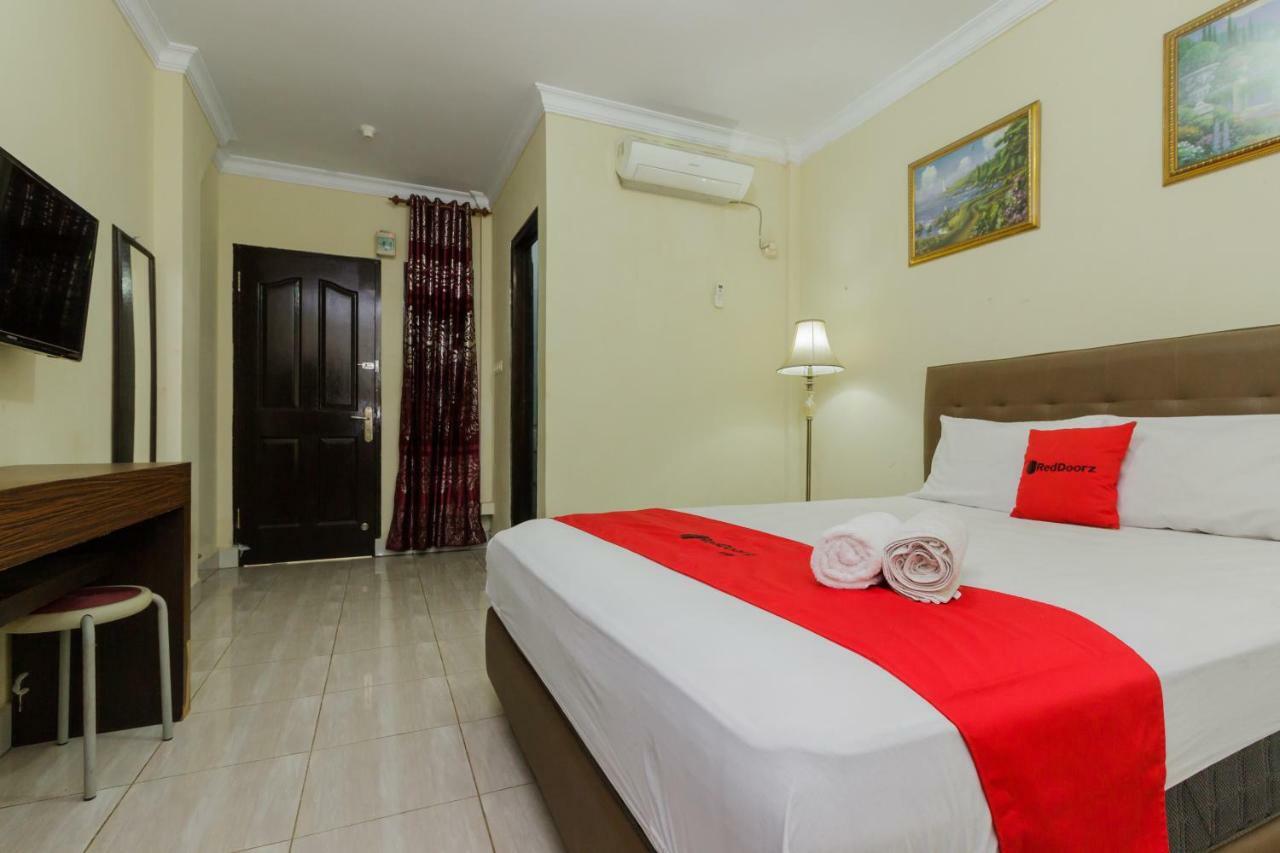 Hotel Reddoorz @ Malalayang 2 Manado Exterior foto